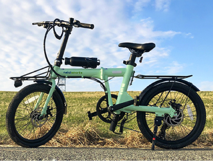 シマノ製7段変速を備えた、折り畳める電動アシスト自転車。10万5,800円