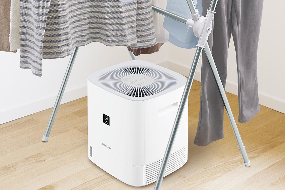 シャープ、部屋干しのラック下に置ける小さな衣類乾燥除湿機 - 家電 Watch