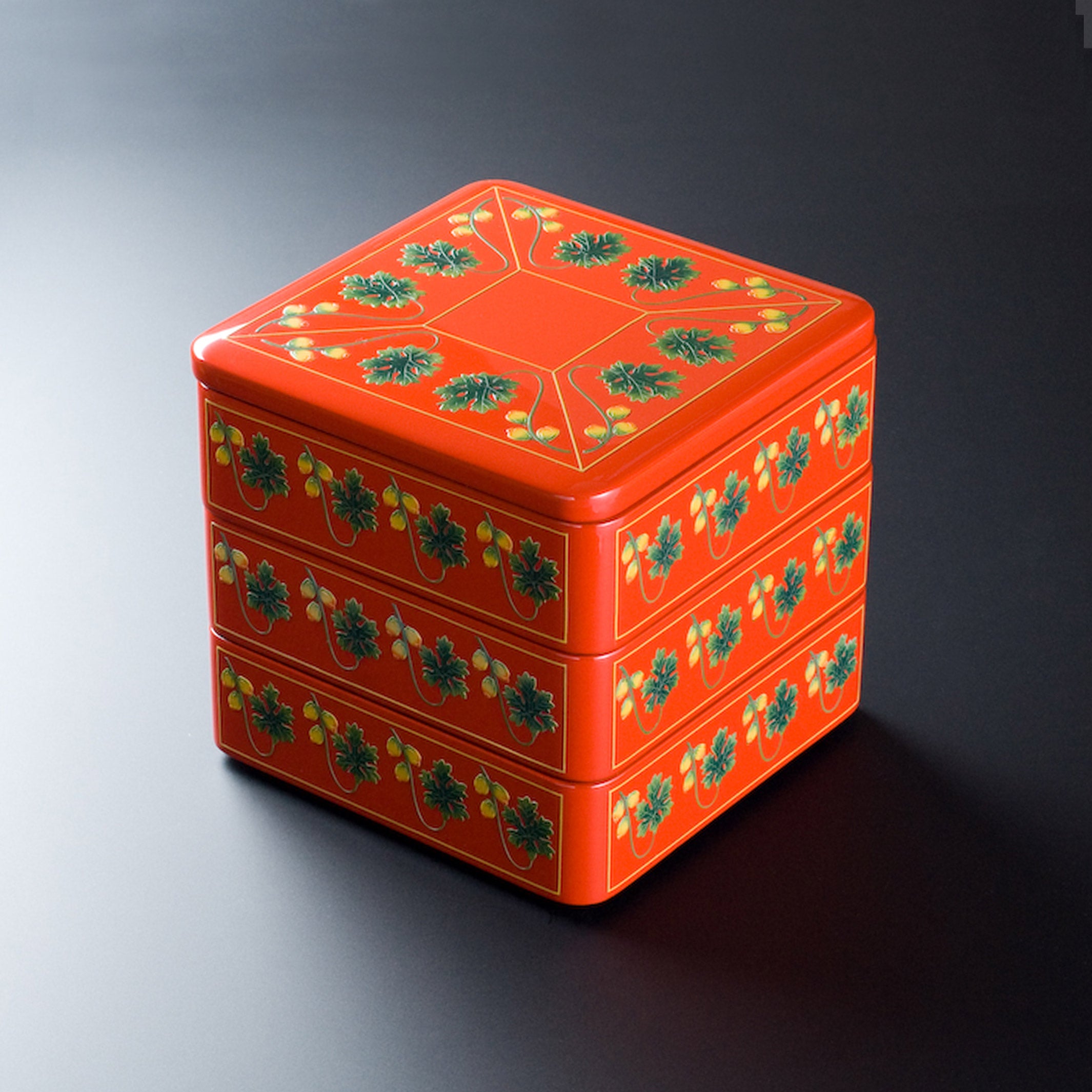 重箱– 角萬漆器