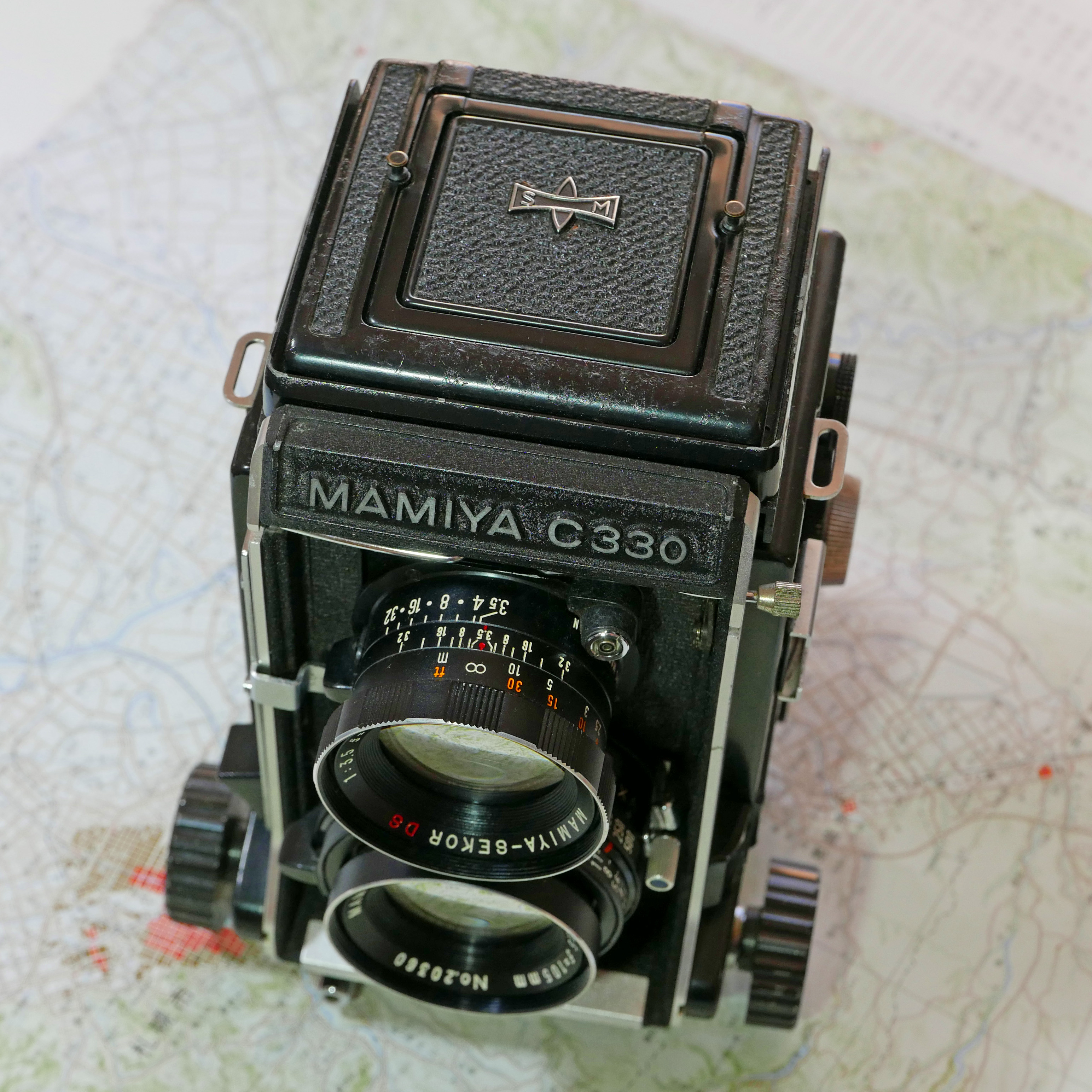 重厚感ある二眼レフカメラのマミヤC330！重いけどレンズボード繰り出し