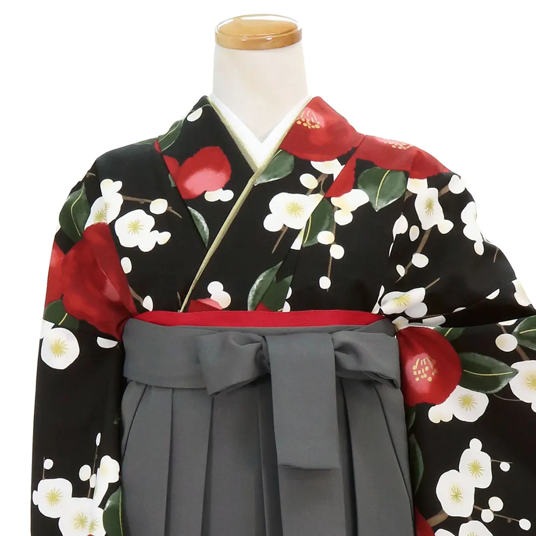 卒業式袴レンタル／黒地に赤椿と梅・墨色袴（無地） （二尺袖）／卒業