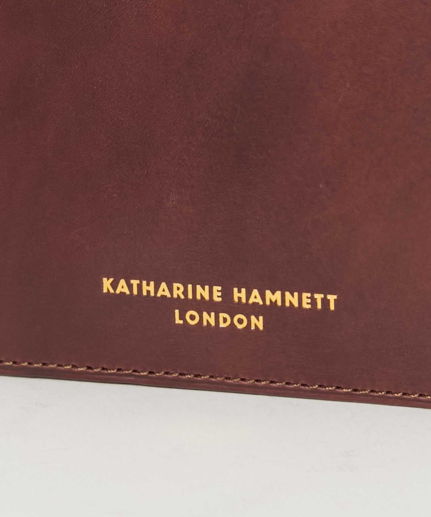 MEN＞ CALF 二つ折り 縦型コンパクトウォレット – KATHARINE HAMNETT