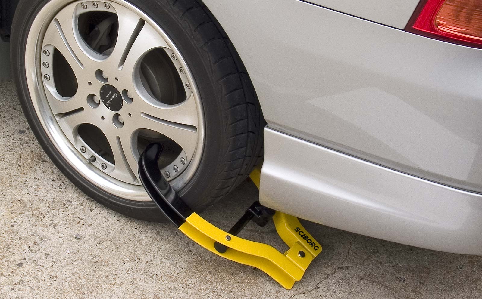 SCIBORG® 2000M タイヤロック自動車盗難防止装置