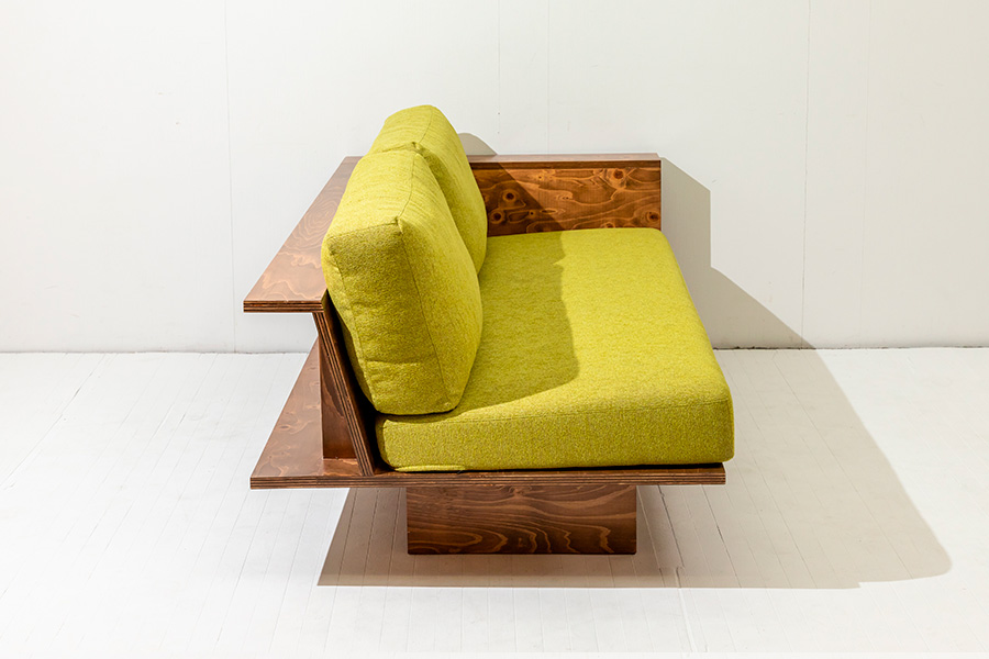 国産東濃檜層材を使った木製のソファ