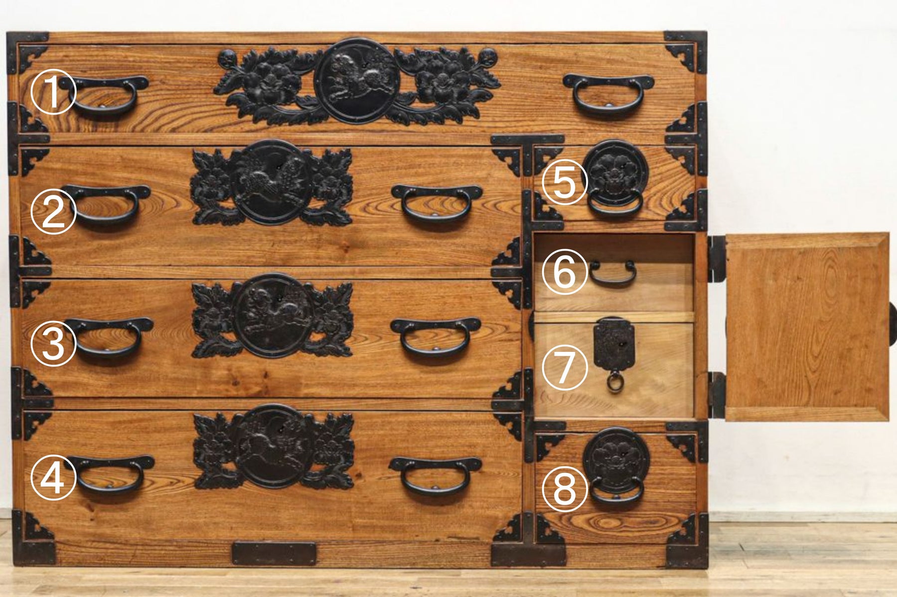 唐獅子牡丹の装飾金具が凛々しい仙台衣裳箪笥 BB1953a-MT – 古福庵