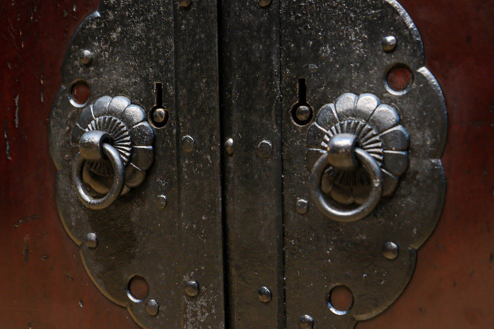 稀少サイズ!! 観音扉を備えた小振りの総桐庄内帳場箪笥 BB2699 – 古福