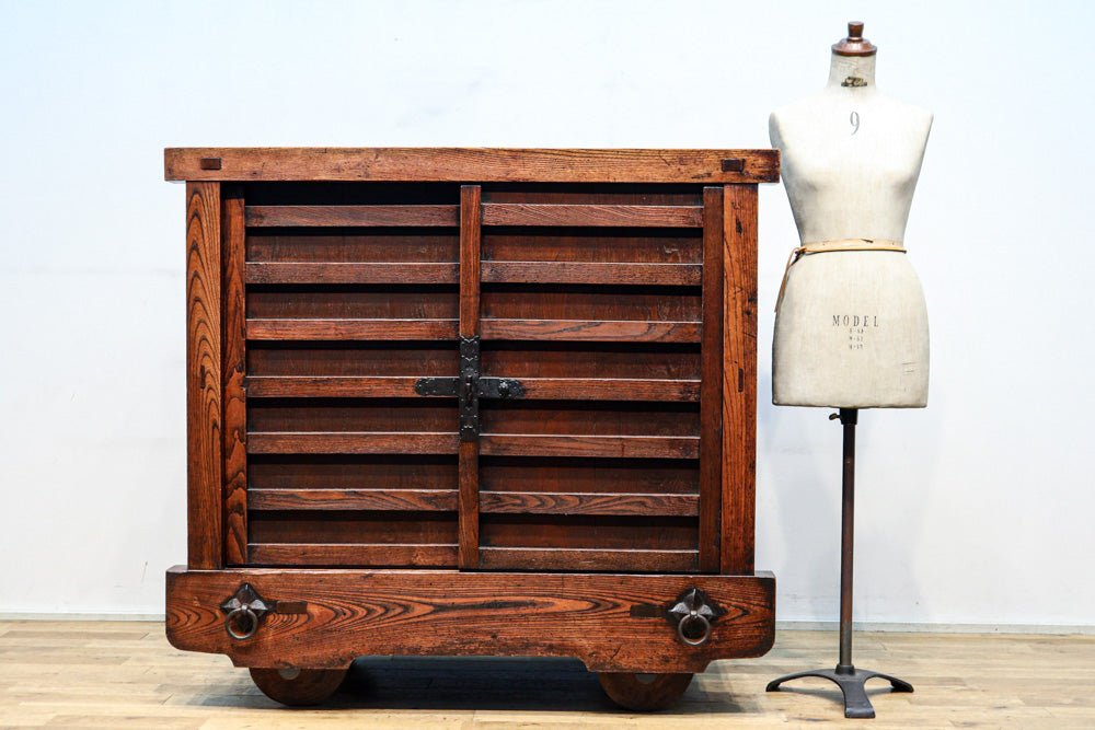 前面総欅‼ 時代の漆が見事な極上米沢車箪笥 BB2715 – 古福庵