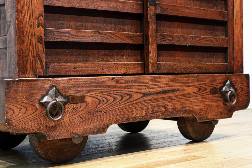 前面総欅‼ 時代の漆が見事な極上米沢車箪笥 BB2715 – 古福庵