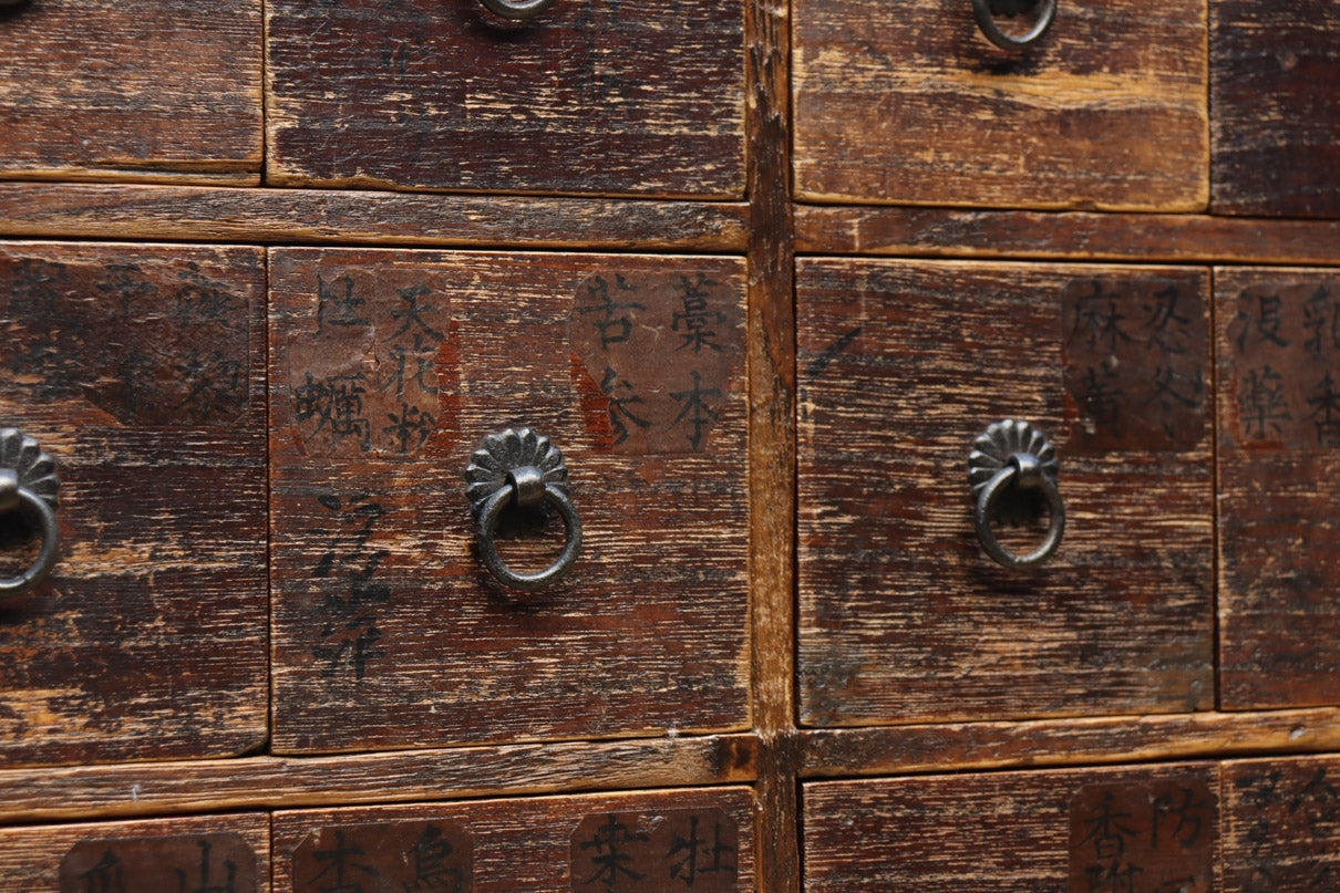 味わいを増した柔らかな風合いが歴史を感じさせる総桐薬箪笥 BB2871