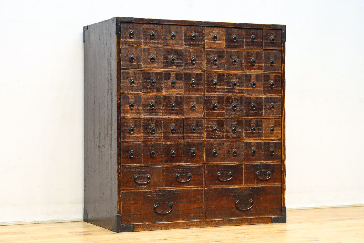 味わいを増した柔らかな風合いが歴史を感じさせる総桐薬箪笥 BB2871