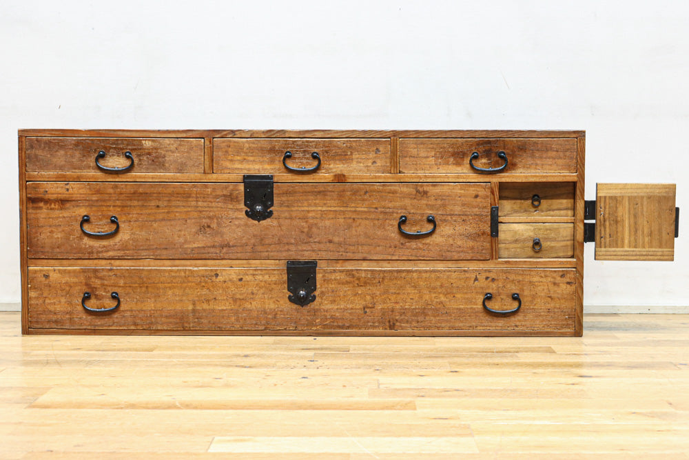 穏やかな杢目でレトロな面持ちある三段作りの刀箪笥 BB3361 – 古福庵