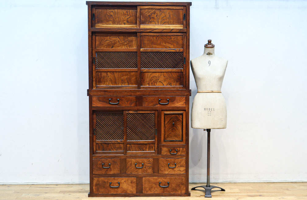 極上けやき杢目と繊細な組子模様が華を添える関東水屋箪笥 BB3382 – 古