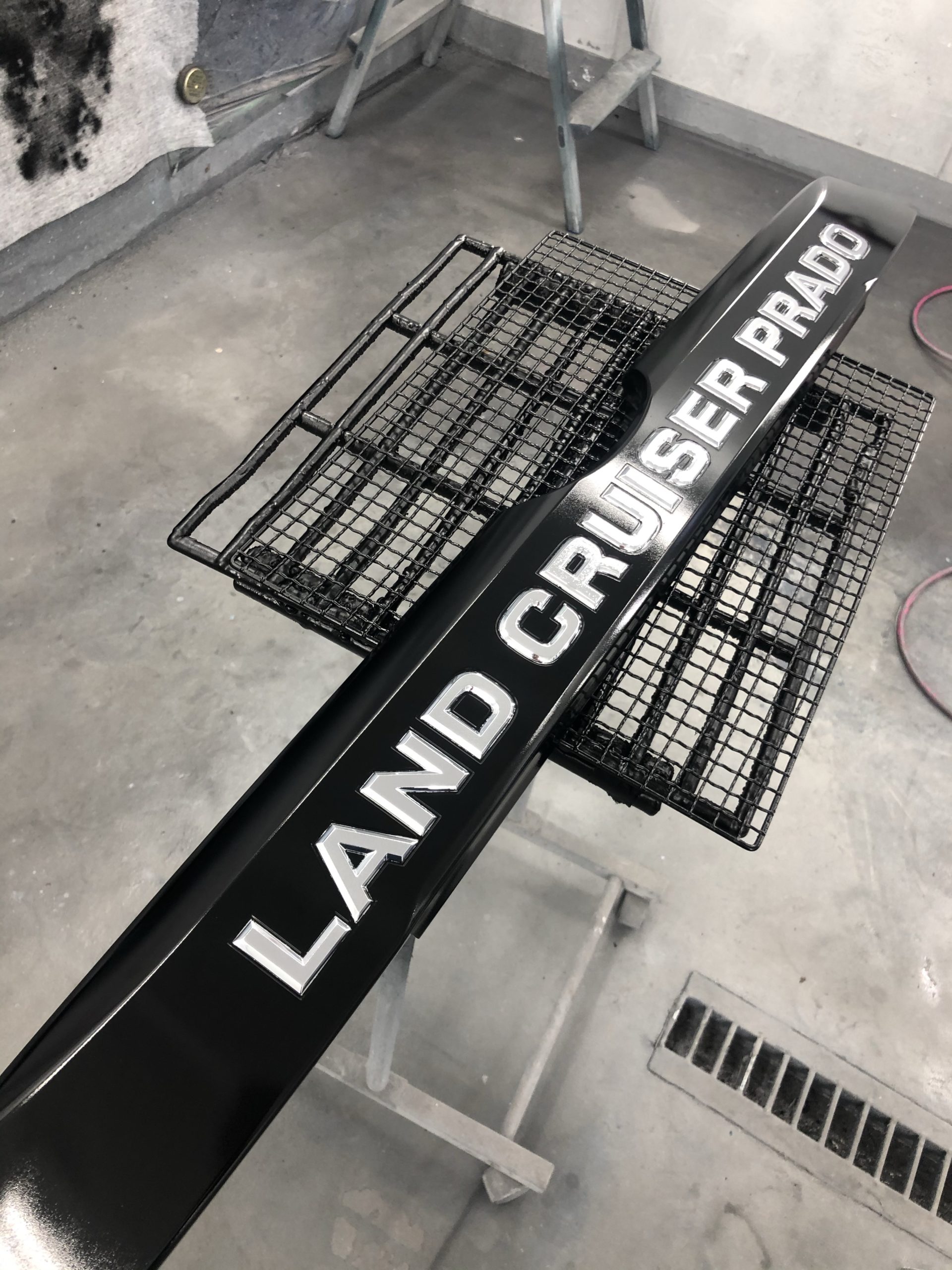 トヨタ ランドクルーザープラド リヤガーニッシュ塗装 | 有限会社小池