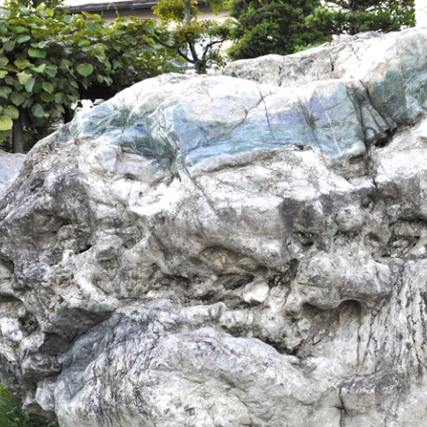 入コン沢・円盤型・透明感良し・艶良し】（高品質青色ヒスイ）糸魚川