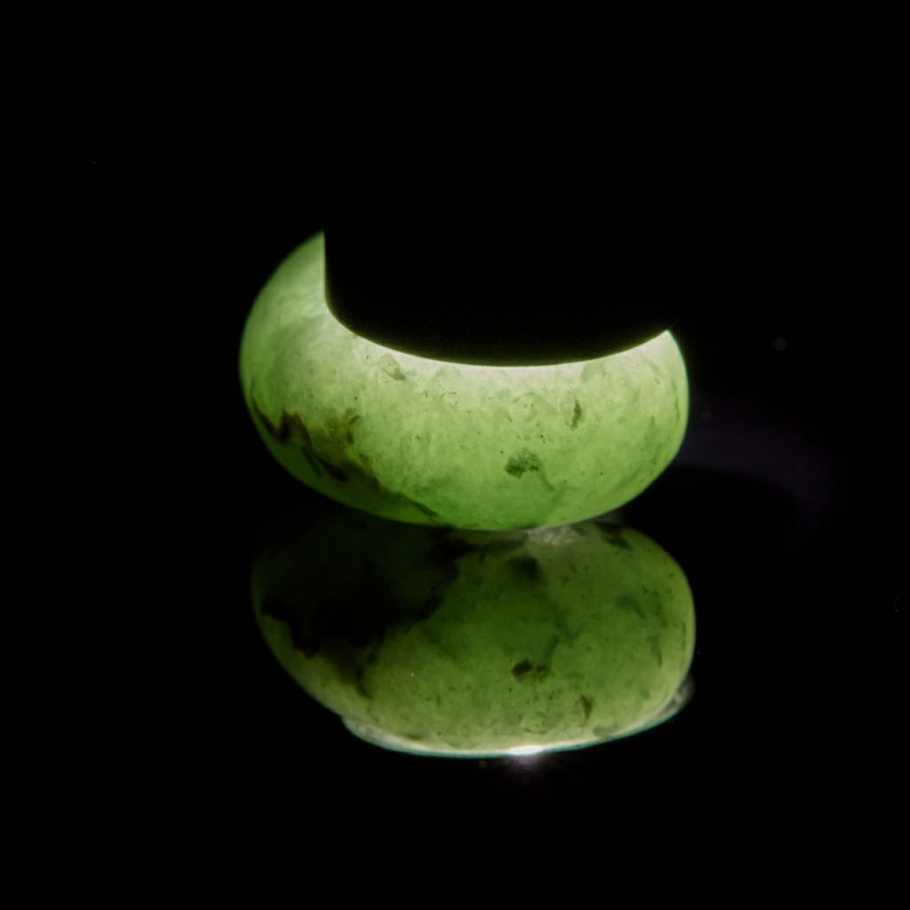 ✳糸魚川翡翠コン沢青緑色勾玉 希少数の幸運呼び込む吉祥*雪輪文様入り