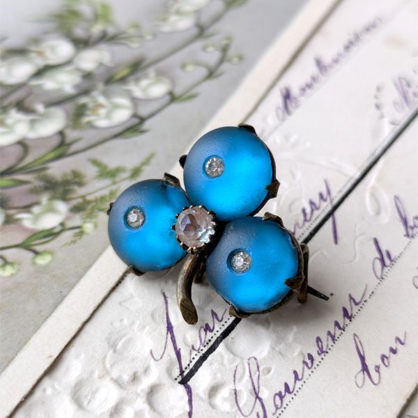 ブルーガラスとサフィレットのクローバーブローチ - アンティーク k-nuts