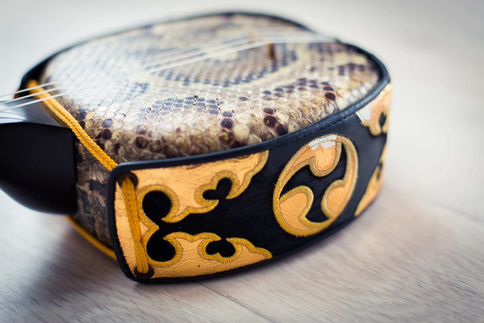 沖縄三味線 蛇柄装飾 龍装飾 沖縄三味線 蛇柄装飾 龍装飾