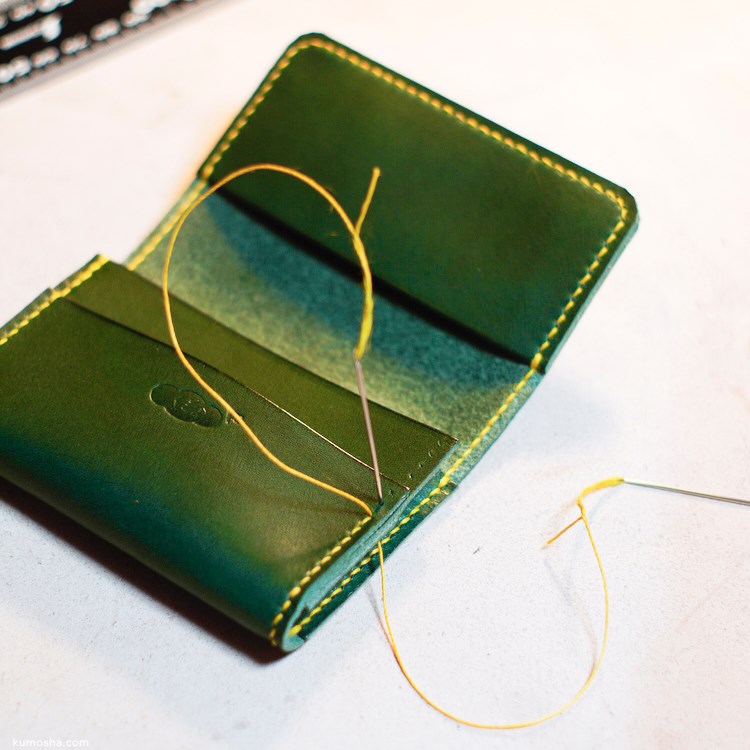 緑のヌメ革でカードケースを作っています | kumosha