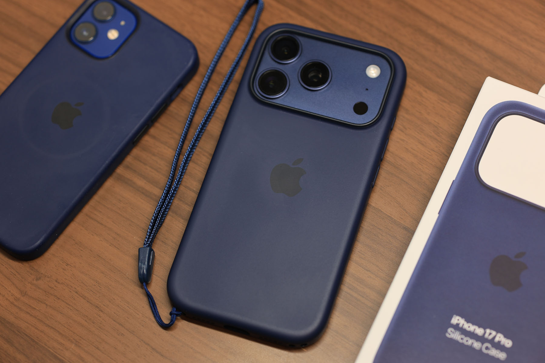 iPhone 17 Pro Apple 純正 シリコンケース(Midnight) | クマデジタル