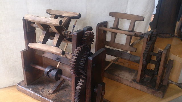 座繰り Hand reeling - 染と織 櫟 KUNUGI