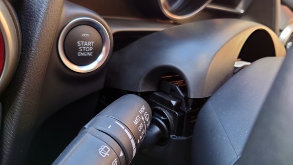 Mazda2のメーターフードをアップグレード！CX-3のフード流用で質感UP