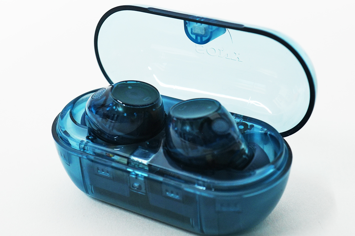 スケルトン仕様のグラスブルーの ワイヤレスノイズキャンセリング