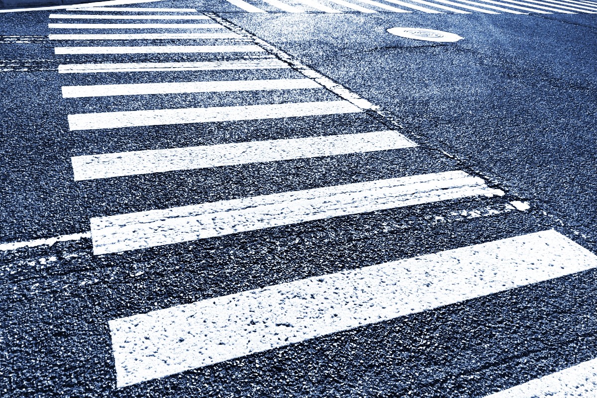 厄介な「横断歩道を渡ってくれない歩行者」どう対策？ 「どうぞ