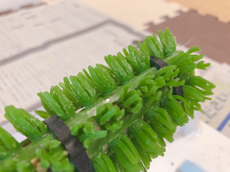 猛禽類の止まり木に必須。パーチに巻く人工芝の取り換え時期は