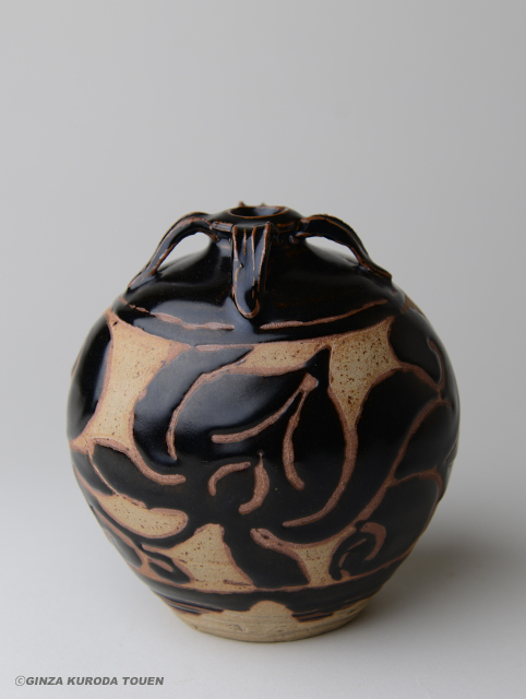 河井寛次郎 黒耀彫文草花文瓶子 [鐘渓窯] | 銀座 黒田陶苑