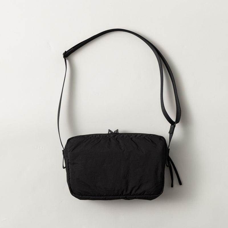 ふかふか塩縮ナイロン ショルダーバッグ 黒 – kuros.style