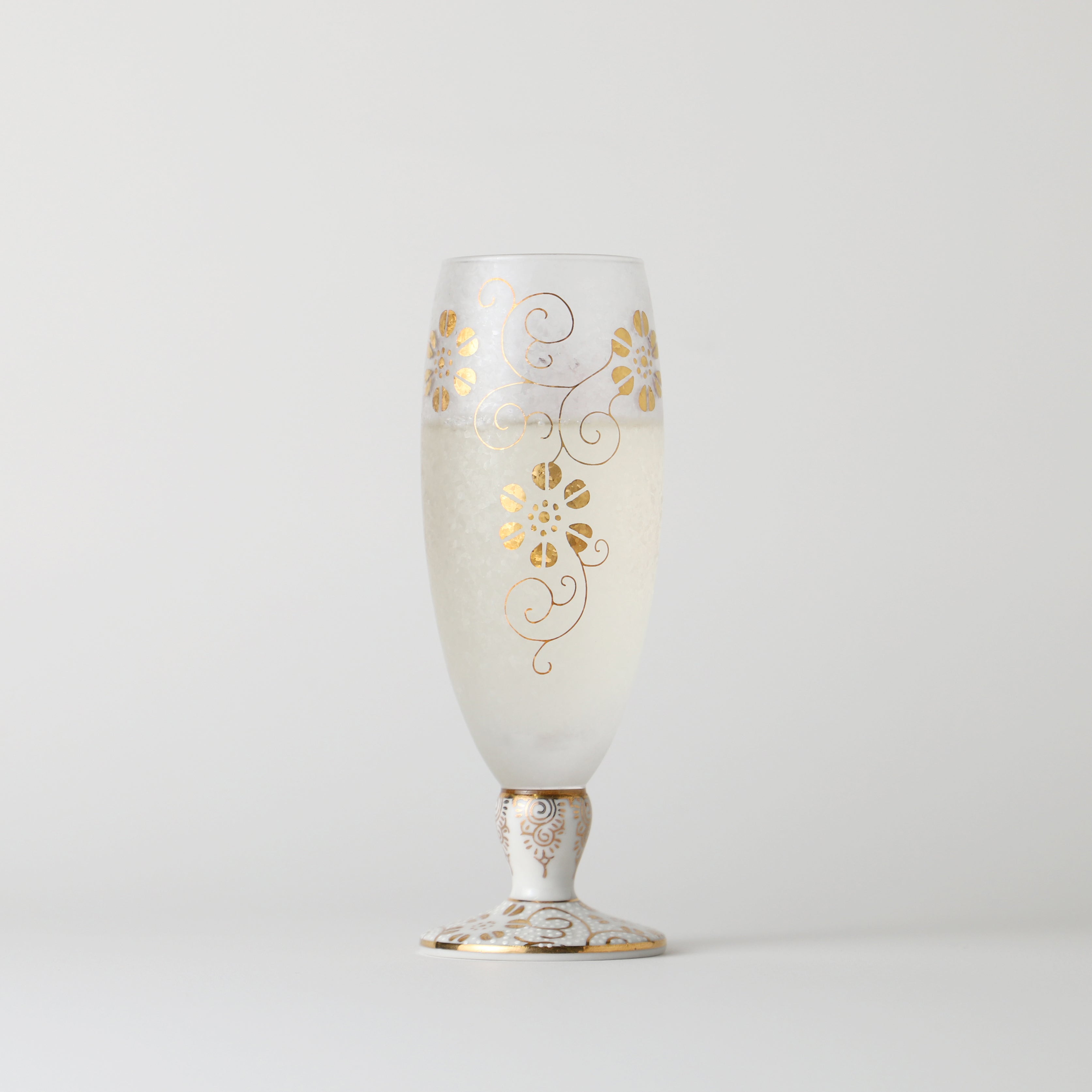 九谷焼の伝統と金彩紋様が輝くモダンな脚つきグラス | の酒器・グラス