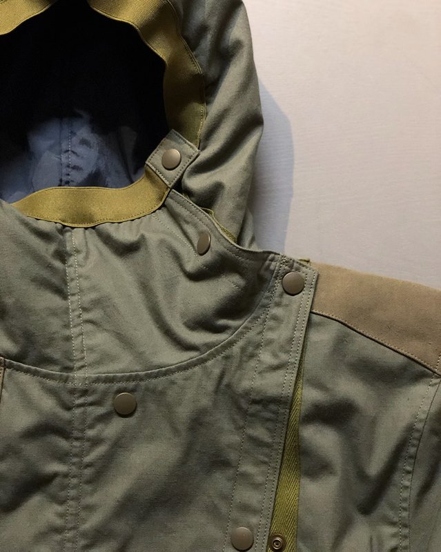 フランス軍のアノラックをベースにデザインされた「チマラ」らしい