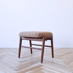 ミナ ペルホネン」のファブリックに張り替えたヴィンテージスツール