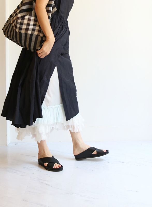 dosa（ドーサ）」のバスケットとシルクスカートで軽やかに | 暮らしと