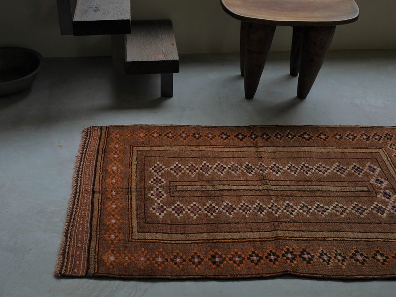 素朴でシンプルなタイマニ族 のラグ | 暮らしとおしゃれの編集室