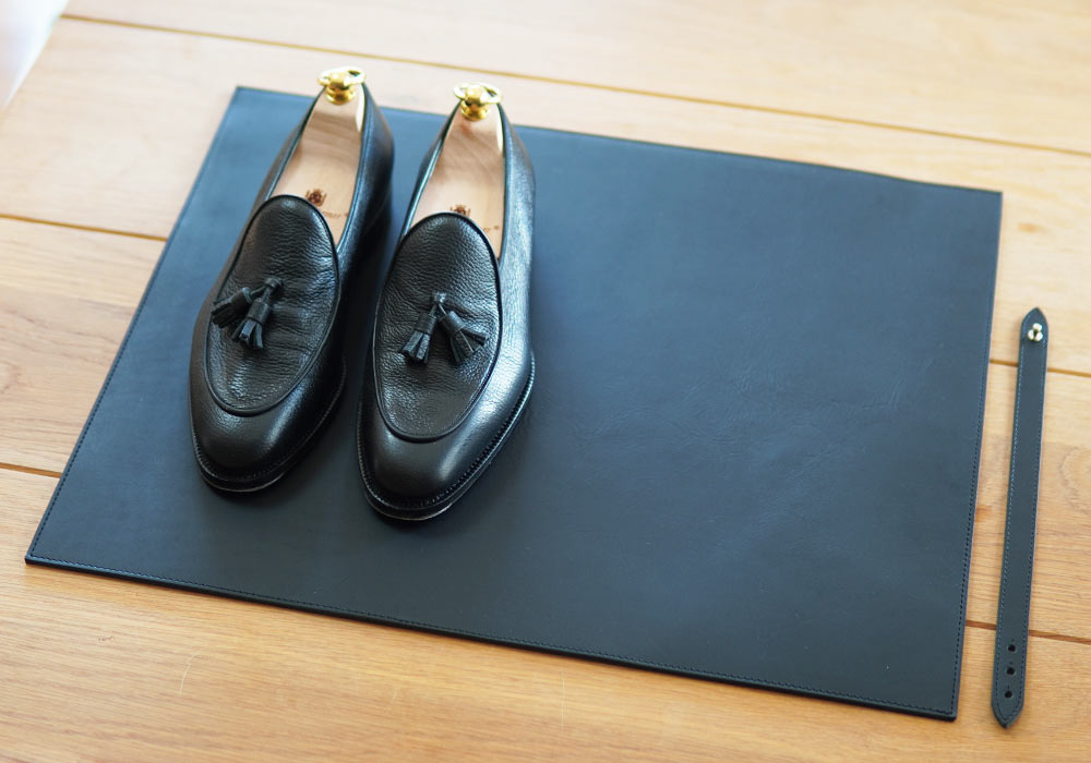 裏表贅沢に革を使った靴磨き用レザーマット、ようやく完成しました【敷
