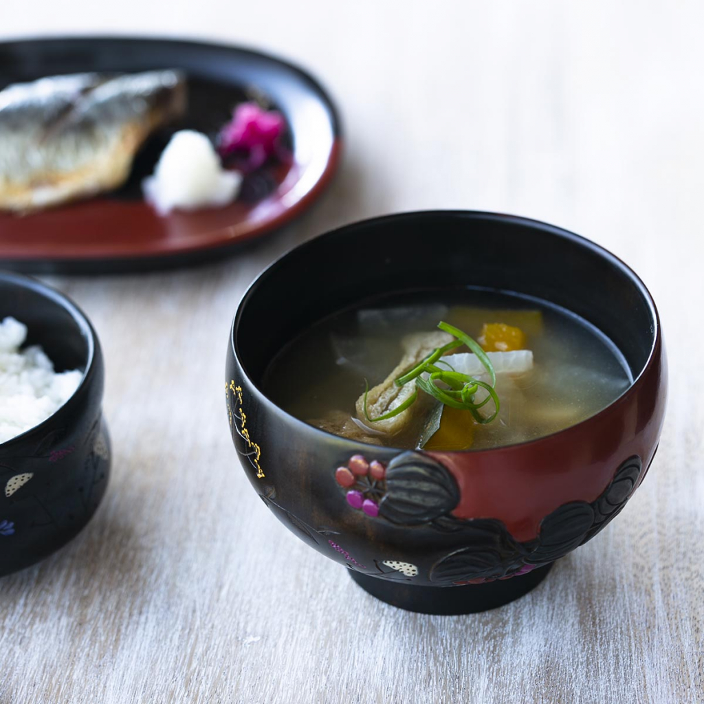 木を刳り貫いて作られた日々の漆のお椀 | 草木彫 川添日記 漆作家