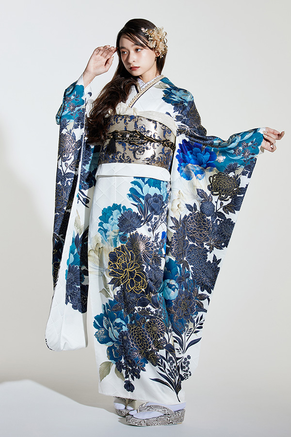 古典柄の大胆な青の花々が凛とした雰囲気の振袖〈No.FL_D306/F8-51