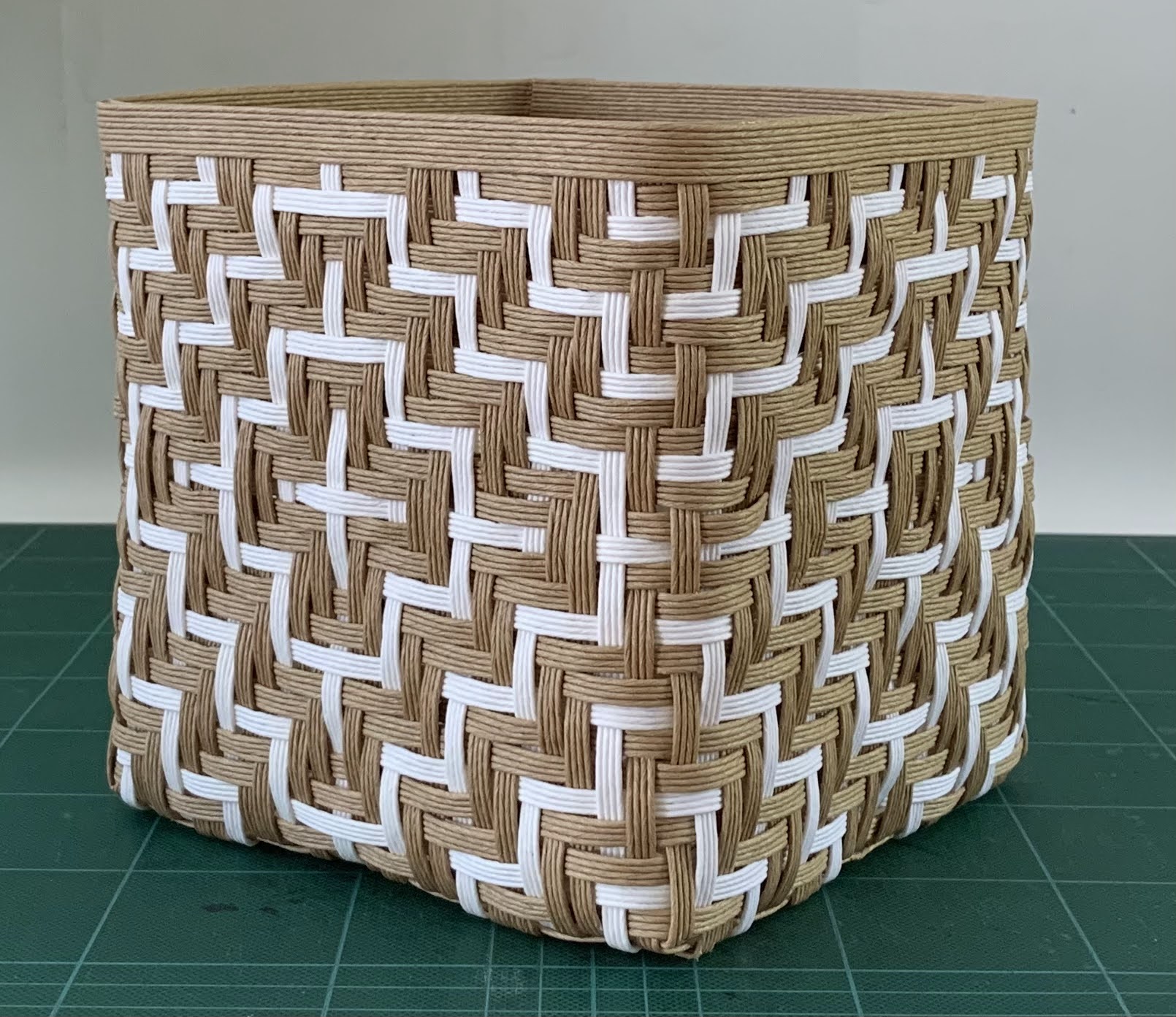交色ますあじろ/裏桝網代(うらますあじろ)編みのかご | クラフトバンド