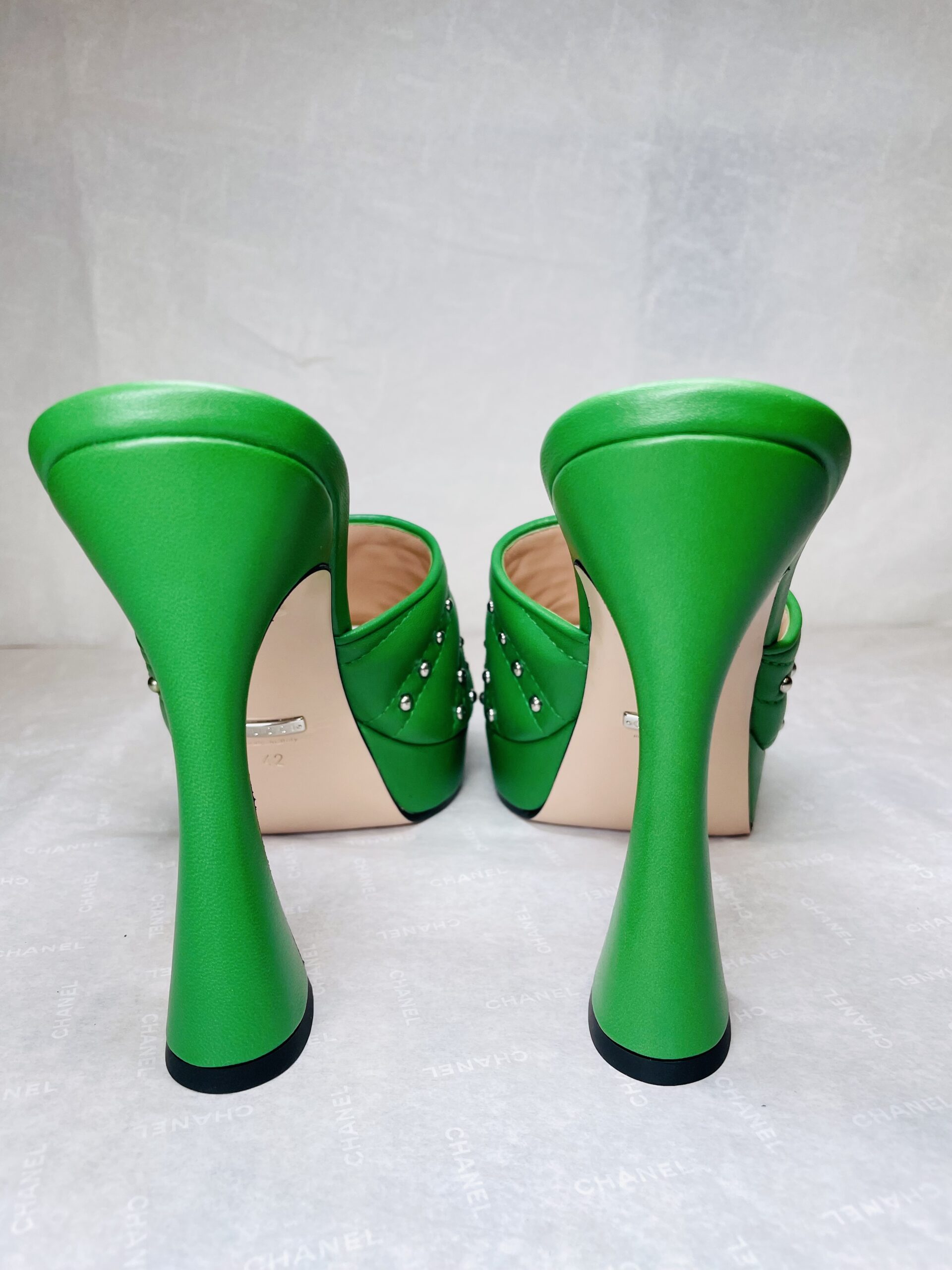 GUCCI GREEN EMBELISHED LEATHER PLATFORM HEELS - LeBonday