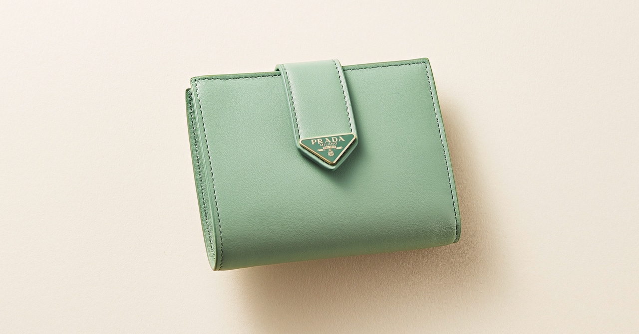2025年【プラダの開運財布】さりげないロゴがポイント。ラッキーカラー