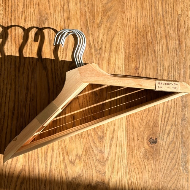 無印良品】お手頃木製ハンガー購入で洋服への愛着が増した話 | LEE