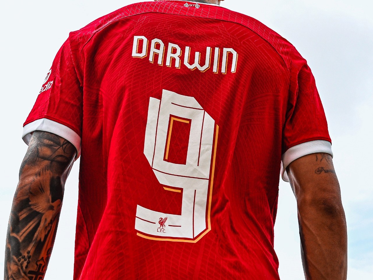 ダルウィン・ヌニェスが背番号9に変更が正式に決定、既に27のシャツを