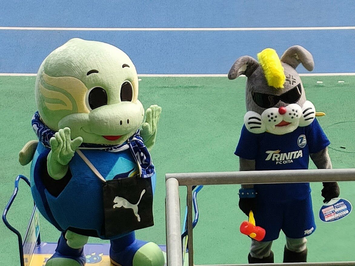 巨大なマスコットぬいぐるみ「圧倒的ニータン」が紡ぐストーリー : J