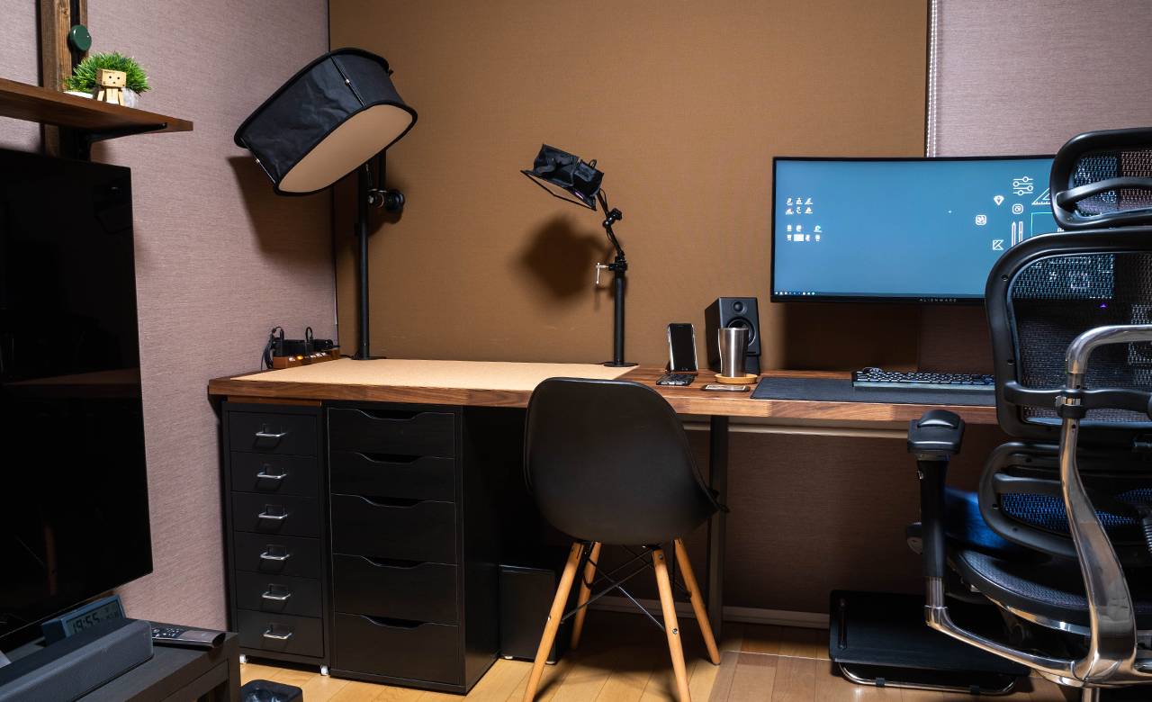 六畳間の短辺にジャストフィット！ IKEAのKARLBYとALEXで作る巨大PC