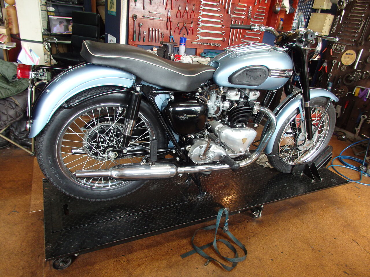 1956年トライアンフ6Tエンジン始動。 : TRAVIS