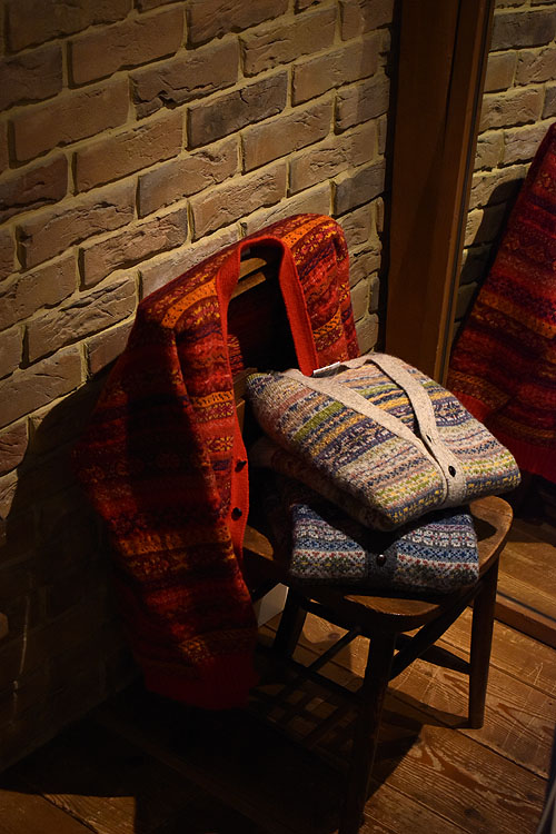 Jamieson's-別注 Fair Isle Saddle Shoulder Cardigan［Beige/Grey/Red］