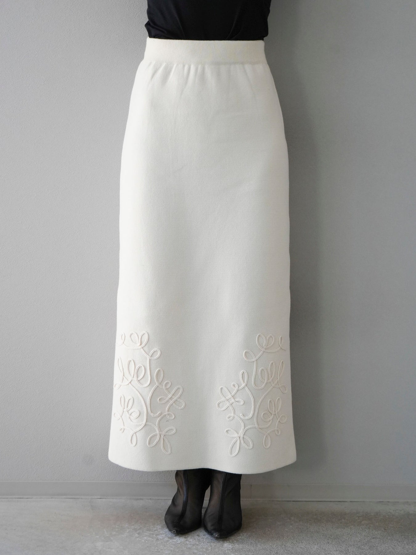 予約]コード刺繍コットンニットタイトスカート/アイボリー – Lumier