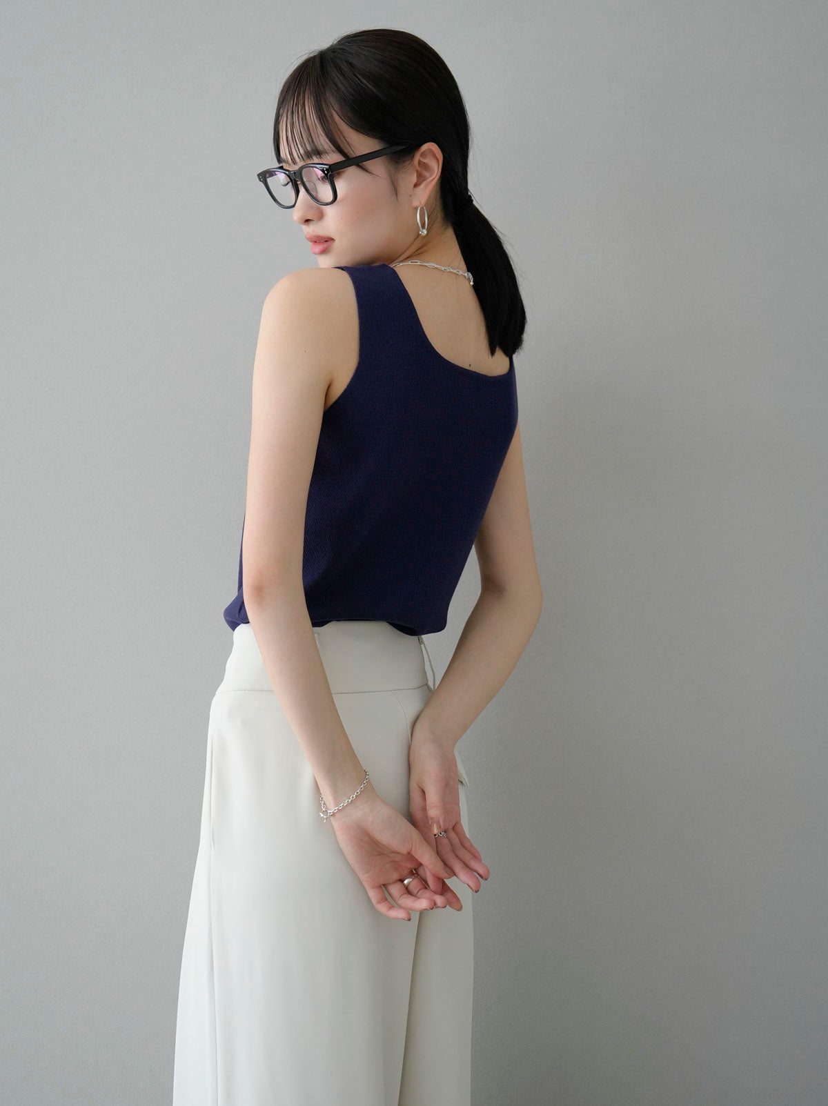 予約]スクエアサマーニットタンクトップ/ネイビー – Lumier