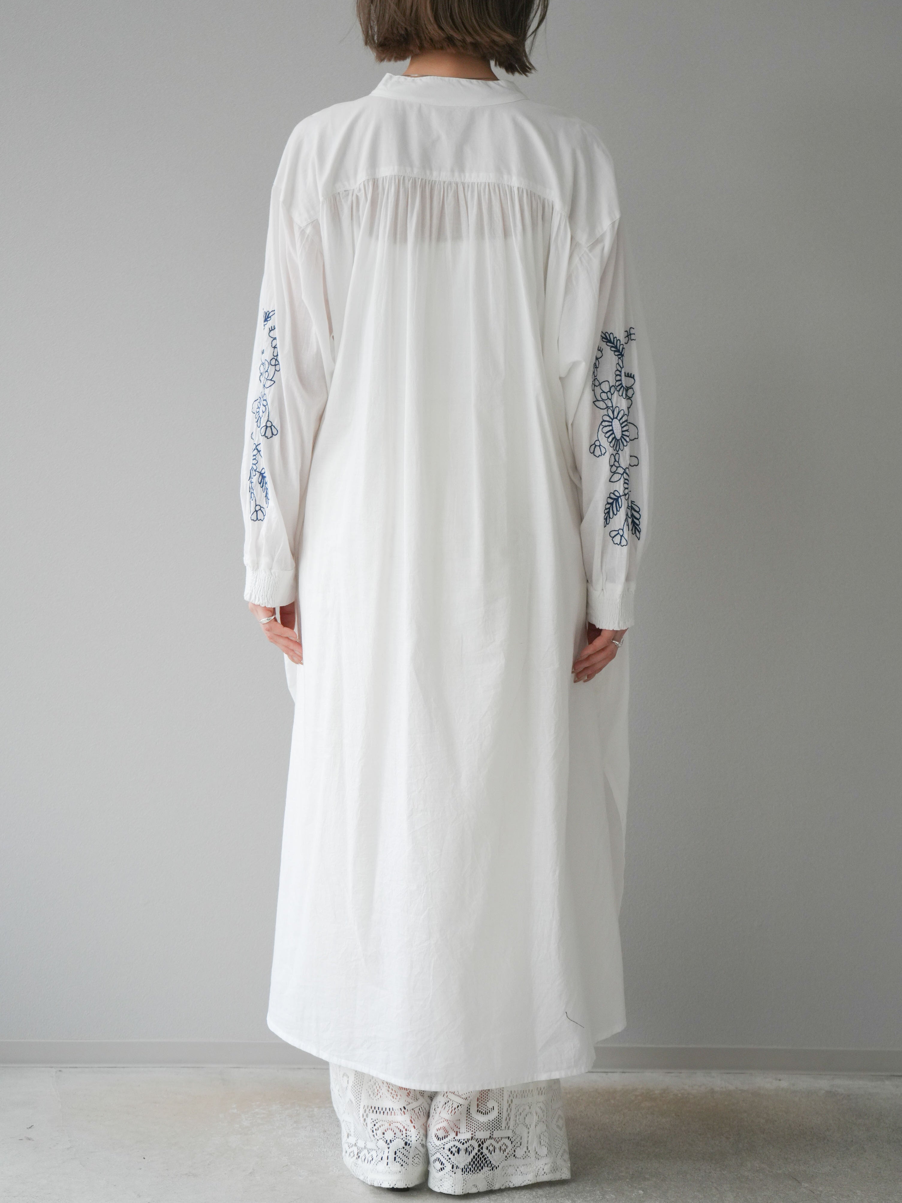 予約]インド製コットン刺繍ギャザーワンピース/オフ – Lumier